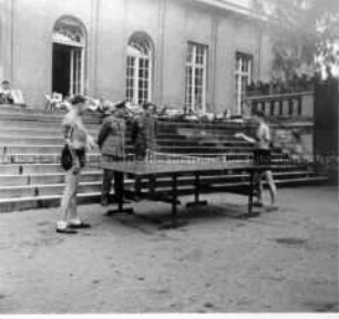Verwundete im Lazarett beim Tischtennis