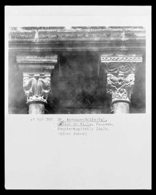 Fensterkapitell mit Fabeltier