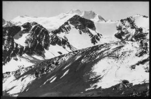 Blick vom Schwarzen Pyramidenberg auf Ancohuma bis Nevado Chachacomani