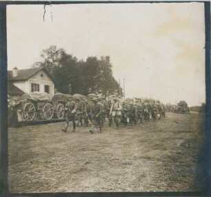 Foto der 1. Kompanie des Leib-Grenadier-Regiments 109 an der Verladerampe von Spincourt
