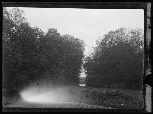 Blick von der Schlossterasse [in Huyssee nördlich Audenarde (= Oudenaarde, Bez. Oudenaarde, Belgien)] auf einen Wassergraben mit Brücke