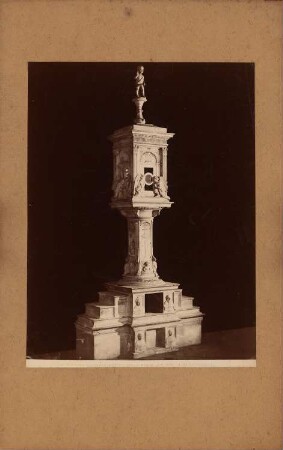 Tauf-Ciborium aus Santa Maria Assunta, Volterra: Marmornes Tauf-Ciborium
