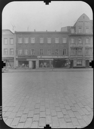 Großenhain, Frauenmarkt 6. Wohnhaus mit Läden. Straßenfront