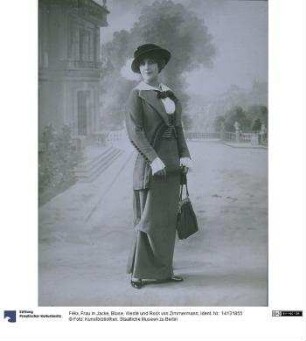 Frau in Jacke, Bluse, Weste und Rock von Zimmermann