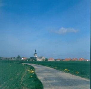 Burkhardswalde. Ansicht mit Dorfkirche von Nordost