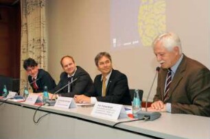 Pressekonferenz. Kai Schulz, Pressesprecher der Stadt Dresden, Dirk Hilbert, Erster Bürgermeister Dresdens, Prof. Dr. Hans Müller-Steinhagen, Rektor der TU Dresden, und Prof. Dr. Thomas Bürger, Generaldirektor der SLUB, beantworten Fragen