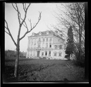 Phalempin (Dep. Nord, Frankreich): Villa ("Kanzlei des Generalkommandos in Phalempin") in einer Parkanlage (Vorderansicht, Distanzaufnahme)