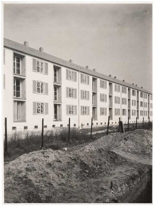 BBC (Brown, Boveri & Cie), Mannheim-Käfertal Wohnblock: Fensterseite Fenstereinbau