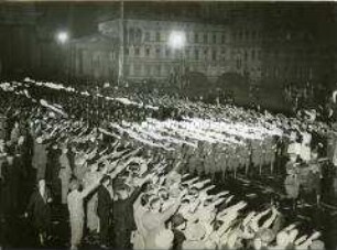 Fackelzug der SA am Abend der "Volksabstimmung über das Staatsoberhaupt des Deutschen Reichs"