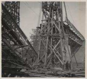Wehrmachtssoldaten, Bautruppe der Organisation Todt (benannt nach Fritz Todt) beim Brückenbau, Der gesprengte Mittelteil der Brücke in Smolensk wird wieder aufgezogen.