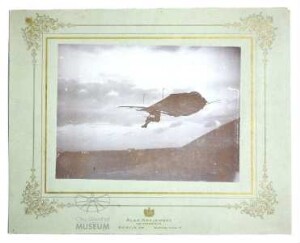 Fotografie: Otto Lilienthal im Flug auf Schmuckkarton
