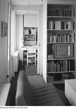Musterwohnung. Blick vom Wohnzimmer zum Musterjugendzimmer (1972; Deutsche Bauakademie). Anbauwand mit Schreibplatte
