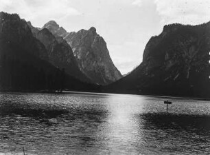 Toblachersee : Der Toblachersee mit Anlegestellen und den Bergen im Hintergrund.
