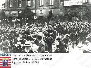 Darmstadt, 1914 August 1 / Fahnen-Eskorte des Garde-Dragoner-Regiments Nr. 23 vor dem Darmstädter Schloss mit Transparent der durch die Mobilmachung abgebrochenen Kunstausstellung