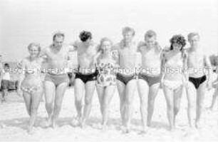 Junge Urlauber am Strand von Zingst