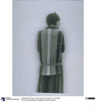 Frau in Jacke und Rock