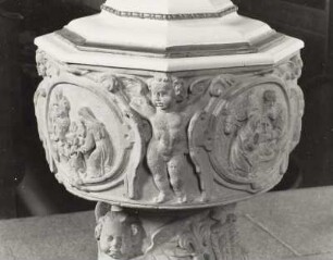 Taufstein mit Szenen aus dem Leben Christi