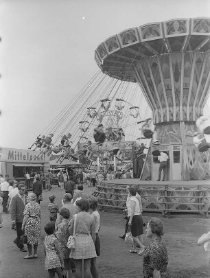 Dresden. Vogelwiese, Besucher vor dem Kettenkarussell und Riesenrad