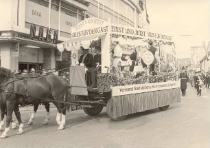 Lippische Heimattage am 08.09.1968 / Festumzug, Stadtmitte. Detmold. Lange Str. Papierabzug