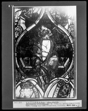 Mittleres Chorfenster mit Szenen aus dem Leben Jesu und Königs- und Prophetenreihe — Mittlere Fensterbahn mit Königen und Propheten — König aus dem Stammbaum Christi
