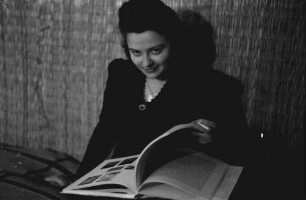 Bukarest: Atelier: Fräulein Liese [Buchholz] mit Buch