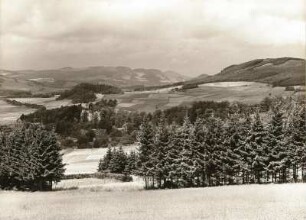 Bober-Katzbach-Gebirge. Blick von Südosten über die Burgruine Nimmersath (heute: Zamek Niesytno)
