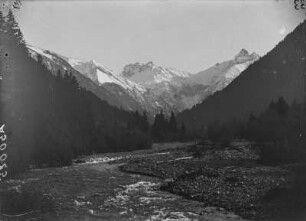 Flusslauf im Trettachtal : Blick entlang des Flusses in Richtung der Trettachspitze (2595m) und zum Kratzer (2428m).