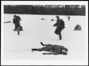 Soldaten bei der Abschlussübung in der Grundausbildung der NVA