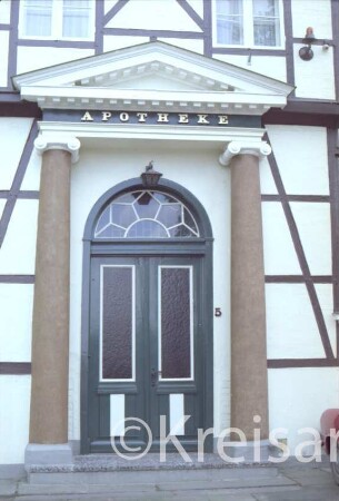 Klosterstraße 5: Privilegierte Apotheke: Detailaufnahme: Portal