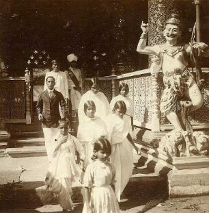 Indien. Einheimische Kinder und Männer vor dem Zugang eines Tempels (?)