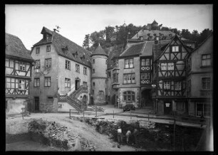 Grafschaftsmuseum bzw. ehemaliges Rathaus mit Treppe, Turm und Vorplatz und Schuhwaren Karl Dreßler (im Vordergrund Baustelle LZB Gebäude)