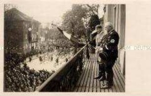 Hitler und ? auf dem Balkon des Braunen Hauses