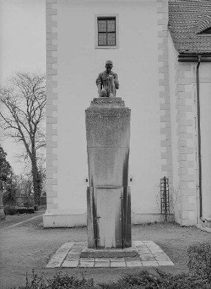 Denkmal für die Gefallenen des Ersten Weltkrieges : Denkmal für die Gefallenen des Ersten Weltkrieges. Stein (nach 1918). Riesa-Gröba, südlich der Pfarrkirche