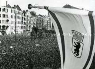 Ende der Blockade, Jubelfeier vor dem Schöneberger Rathaus um 17 Uhr