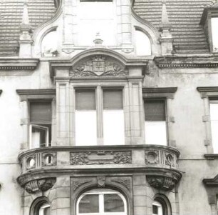 Cottbus, Karl-Liebknecht-Straße 18. Wohnhaus mit Laden (um 1900). Risalit (2. OG)