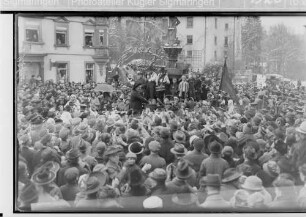 Fasnacht Sigmaringen; Bräuteln beim Rathausbrunnen