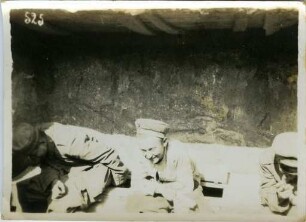 Deutsche Soldaten auf der Latrine in Frankreich