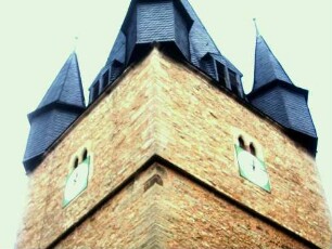 Evangelische Kirche - Kirchturm von Nordosten - Obergeschoß mit Biforien sowie Dach-Eckerkern (ehemalige Wehrplattform - historisierend rekonstruiert)