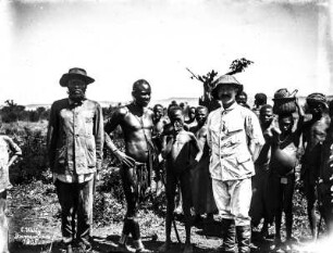 Kolonialbeamter mit einer Gruppe Indigener : Vermutlich ein Kolonialbeamter mit einer Gruppe von Indigenen aus Ostafrika
