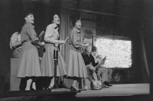 Szenenbilder aus "Blick zurück nach vorn", Kabarett "Die Distel" Berlin. Mit Gerd E. Schäfer, E. Schall u. a. Berlin, 29.08.1958 (Jubiläumsvorstellung, Premiere 28.08.1958)