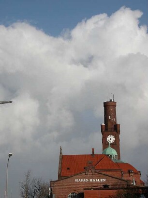 Cuxhaven - Hafengelände mit Hapag-Hallen : Uhrturm der historischen Hapag-Hallen am Seehafen von Cuxhaven, aufgenommen am 24. November 2004