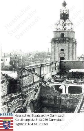 Darmstadt, Landestheater / Blick vom Dach des zerstörten Mollertheaters auf den beschädigten Turm des Landesmuseums und die Ruinen der Innenstadt