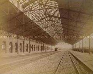 Überdachter Bahnsteig des Dessauer Hauptbahnhofs
