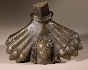Fragment eines Gefäßhenkels in Form von zwei Krallen mit weiblichem Kopf dazwischen