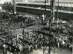Adolf Hitler spricht vor Arbeitern der Blohm+Voss-Werft in Hamburg
