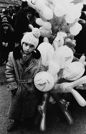 Junge mit Luftballons