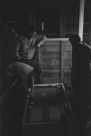 Central Collecting Point Marburg. Mitarbeiter beim Auspacken der Kunstwerke im Lesesaal des Staatsarchivs