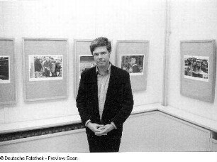 Christian Borchert in seiner Ausstellung anläßlich eines Ausstellungsgespräches, aufgenommen in Neubrandenburg