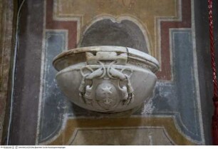 Weihwasserbecken mit Wappen des Wappen von Francesco Landi, Commendatore von Santo Spirito