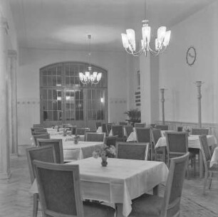 Mitropa : Oberlausitz. Unbekannter Ort. Innenraum einer Mitropa-Gaststätte